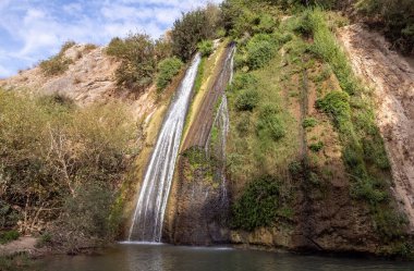 Ayun Şelalesi dağdaki bir yarıktan akar ve İsrail 'in kuzeyindeki Celile' de bulunan hızlı, sığ, soğuk Ayun nehrinin devamında bulunur.