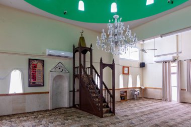 Müslüman Çerkez 'deki cami binasının ana salonu, Kuzey İsrail' deki Celile 'de, Nasıra' ya yakın Kfar Kama köyü.