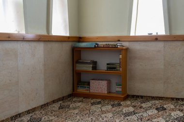 Kuzey İsrail 'de, Celile' deki Nasıra yakınlarında bulunan Adıyghe köyü Kfar Kama 'daki camide namaz kılmak için kutsal kitapların bulunduğu kabine.