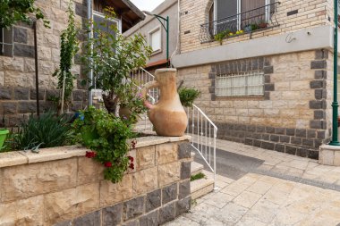 İslami Çerkez 'in kuzeyindeki Celile' deki Nasıra 'ya yakın Aya köyü Kfar Kama' daki evin yakınına ekilmiş çiçek saksısı ve çiçekler.