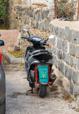 Adygea bayrağı, Kuzey İsrail 'de, Celile' deki Nasıra yakınlarında bulunan Müslüman Çerkez köyü Kfar Kama 'da motosikletin arkasına dikilmiştir.