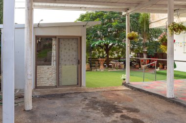 Kuzey İsrail 'de, Celile' deki Nasıra 'nın yakınında bulunan Adyghe köyü Kfar Kama' daki Müslüman Çerkez 'in bahçesindeki kil süslemeleri.