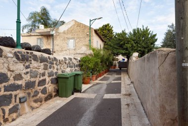 Nasıra, İsrail, Aralık 05, 2020: Müslüman Çerkesindeki ulusal Ağ tarzında mimar - Aya köyü Kfar Kama, Kuzey İsrail 'deki Galilee' deki Nasıra yakınlarında yer almaktadır.