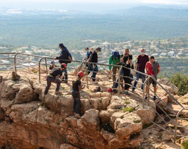 Shlomi, İsrail, 19 Aralık 2020: İki sporcu, dağdan Kuzey İsrail 'deki Keshet Mağarası' na halatla inmeye - tırmanmaya - ve kopmaya - başladı..
