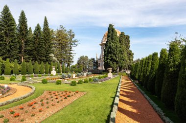 Hayfa, İsrail, 12 Kasım 2021: İsrail 'in kuzeyindeki Hayfa şehrindeki Karmel Dağı' nda bulunan Bahai Tapınağı 'nın dekoratif bahçesine bakın.