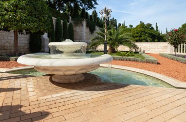 Hayfa, İsrail, 12 Kasım 2021: İsrail 'in kuzeyindeki Hayfa kentindeki Carmel Dağı' nda yer alan Bahai Bahçesi üzerindeki dekoratif taş çeşmesi.