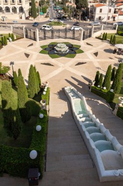 Hayfa, İsrail, 12 Kasım 2021: Bahai Bahçesi 'nin en alt çıkışı, İsrail' in kuzeyindeki Hayfa kentindeki Carmel Dağı 'nda.