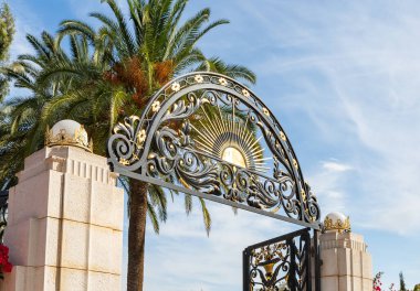 Hayfa, İsrail, 12 Kasım 2021: İsrail 'in kuzeyindeki Hayfa kentindeki Carmel Dağı' nda bulunan Bahai Bahçesi 'nin orta terasının girişindeki dekoratif metal kapı