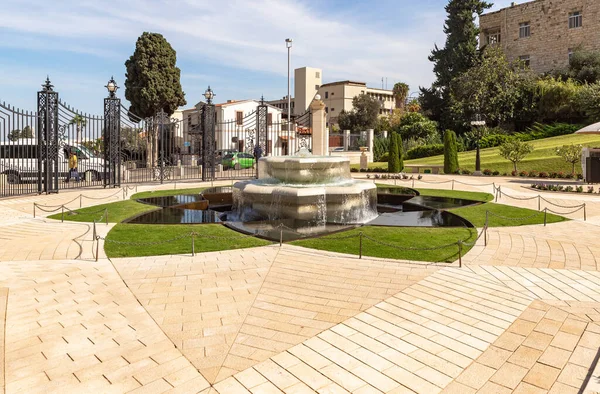 Hayfa, İsrail, 12 Kasım 2021: Bahai Bahçesi 'nin en alt çıkışı, İsrail' in kuzeyindeki Hayfa kentindeki Carmel Dağı 'nda.