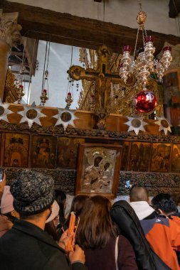 Beytüllahim, İsrail, 25 Aralık 2021: İsrail 'in Filistin Yönetimi' nde, Beytüllahim 'deki İsa' nın Doğumu Kilisesi 'nin yan salonundaki tapınağın girişinde çok sayıda turist ve inanan insan toplandı