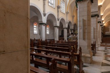 Beytüllahim, İsrail, 25 Aralık 2021: İsrail, Filistin Yönetimi 'ndeki Beytüllahim' deki İsa 'nın Doğumu Kilisesi' ne yakın olan Saint Catherine Kilisesi 'nin ana salonunun içi.