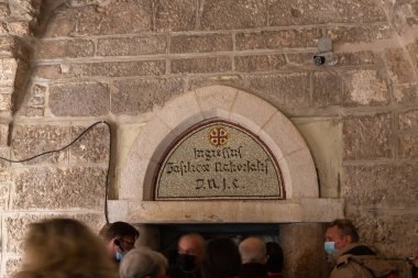 Beytüllahim, İsrail, 25 Aralık 2021: Turistler ve inananlar, İsrail 'in Filistin Yönetimi' nde bulunan Beytüllahim 'deki İsa' nın Doğumu Kilisesi 'nin yan girişi yakınlarında toplandılar.