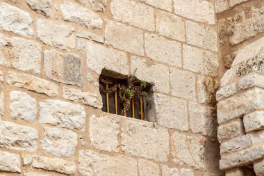 Beytüllahim, İsrail, 25 Aralık 2021: Filistin Yönetimi, Beytüllahim 'deki İsa' nın Doğumu Kilisesi 'nin dış duvarında metal ızgara bulunan yan pencere