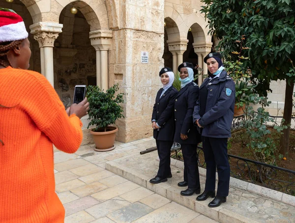 Вифлеем Израиль Декабря 2021 Года Палестинские Полицейские Девушки Позируют Туристам — стоковое фото