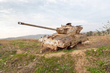 Yok edilen İsrail tankı İsrail 'in Filistin bölgesindeki Mehola köyü yakınlarındaki Yom Kippur Savaşı' nın peşinde.