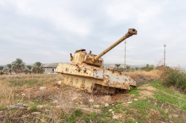 Yok edilen İsrail tankı İsrail 'in Filistin bölgesindeki Mehola köyü yakınlarındaki Yom Kippur Savaşı' nın peşinde.