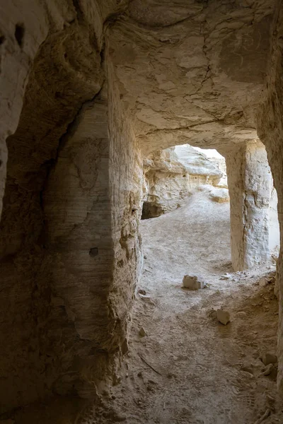Cavernas Dos Eremitas Estão Localizadas Perto Mosteiro Deir Hijleh Mosteiro — Fotografia de Stock