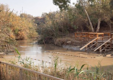 İsrail-Ürdün sınırının İsrail tarafından, Ürdün Nehri 'ni geçerek, Qasr El Yahud bölgesinde, Filistin Yönetimi' nde, İsrail 'de