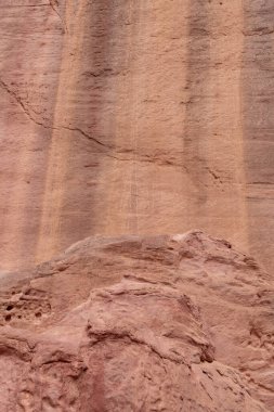 Hathor ve Ramses, İsrail 'in güneyindeki Eilat yakınlarındaki Timna Ulusal Parkı' nda bir dağ oyması yapıyor..