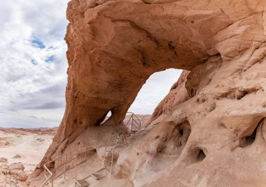İsrail 'in güneyindeki Eilat yakınlarında Timna Ulusal Parkı' nda olağanüstü güzel bir dağ doğası var..