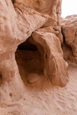 İsrail 'in güneyindeki Eilat yakınlarındaki Timna Milli Parkı' ndaki kayadaki mağarada..