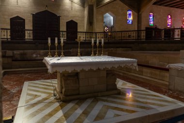 Nasıra, İsrail, 12 Şubat 2022: Annunciation Kilisesi 'nin ana mihrabı - 1969' da yapılan ve Annunciation 'ın İsrail' in kuzeyindeki Nasıra 'da gerçekleştiğine inanılan yerde