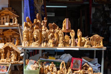 Nasıra, İsrail, 12 Şubat 2022: İsrail 'in kuzeyindeki Nasıra' daki Annunciation Kilisesi yakınlarındaki Al-Bishara caddesinde hediyelik eşya satan dükkan