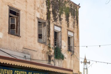 Nasıra, İsrail, 12 Şubat 2022: İsrail 'in kuzeyindeki Nasıra' daki Annunciation Kilisesi yakınlarındaki El-Bishara caddesindeki eski binalar