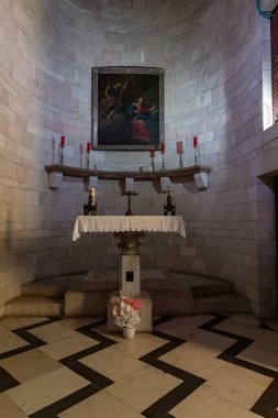 Nasıra, İsrail, 12 Şubat 2022: Annunciation Kilisesi 'nin yan sunağı - 1969' da, Kuzey İsrail, Nasıra 'da Annunciation' ın gerçekleştiğine inanılan yerde inşa edildi.