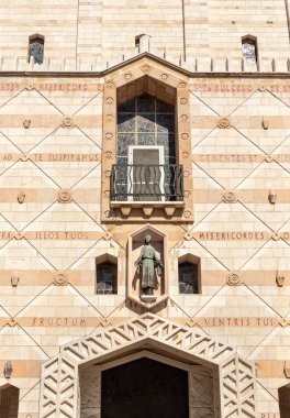 Nasıra, İsrail, 12 Şubat 2022: Kuzey İsrail, Nasıra 'daki Annunciation Kilisesi' nin yan faşisti