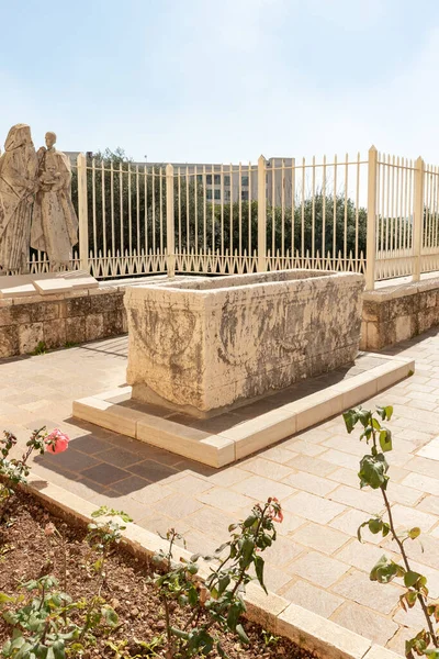 Nasıra, İsrail, 12 Şubat 2022: Kuzey İsrail, Nasıra 'daki Annunciation Kilisesi' nin avlusunda taş bir lahit duruyor.