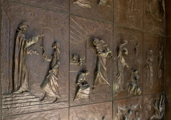 Nasıra, İsrail, 12 Şubat 2022: İsrail 'in kuzeyindeki Nasıra' daki Annunciation Kilisesi 'nin yan girişinin metal kapısında İncil' den hikayeler tasvir eden tasvir ediciler