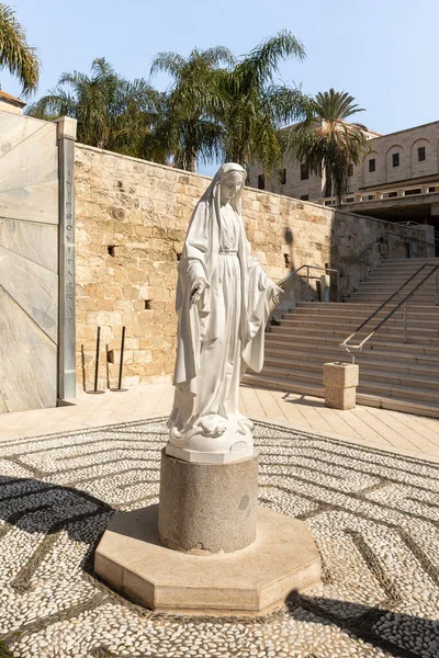 Nasıra, İsrail, 12 Şubat 2022: Bakire Meryem 'in beyaz mermer heykeli İsrail' in kuzeyindeki Nasıra 'daki Annunciation Kilisesi' nin avlusunda duruyor.