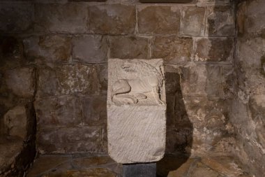 Nasıra, İsrail, 12 Şubat 2022: Bizans döneminin kısmen korunmuş taş sergisi, İsrail 'in kuzeyindeki Nasıra' daki Annunciation Kilisesi müzesinde sergilenmektedir.