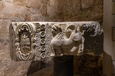 Nasıra, İsrail, 12 Şubat 2022: Bizans döneminin kısmen korunmuş taş sergisi, İsrail 'in kuzeyindeki Nasıra' daki Annunciation Kilisesi müzesinde sergilenmektedir.