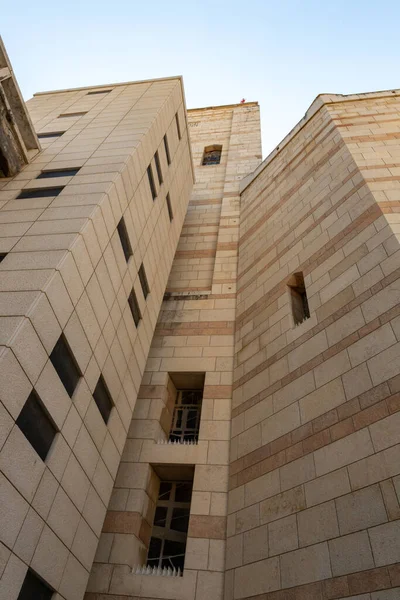 Nasıra, İsrail, 12 Şubat 2022: Kuzey İsrail, Nasıra 'daki Annunciation Kilisesi' nin yan faşisti