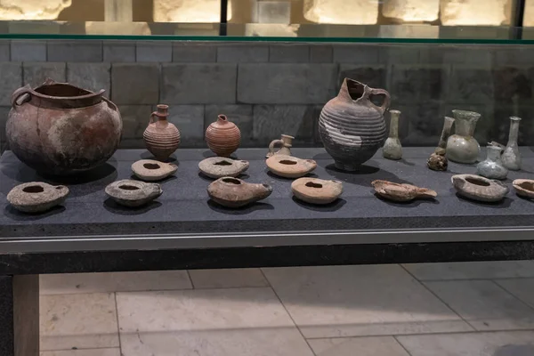 イスラエル ナザレ2022年2月12日 北イスラエル ナザレの受胎告知教会の博物館に保存状態の良い土器が展示される — ストック写真