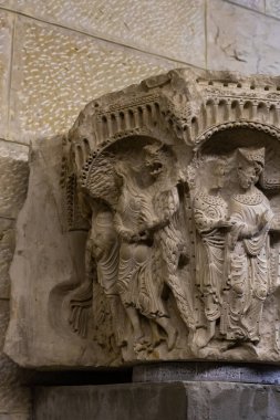 Nasıra, İsrail, 12 Şubat 2022: İsrail 'in kuzeyindeki Nasıra' daki Annunciation Kilisesi 'nde sergilenen Bizans dönemi sütununun iyi korunmuş bir sütununa dekoratif taş oyma