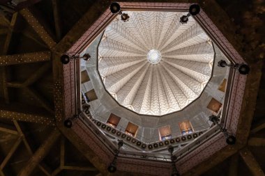 Nasıra, İsrail, 12 Şubat 2022: Kuzey İsrail 'deki Nazareth Kilisesi' nin çatı penceresi