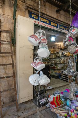 Nasıra, İsrail, 12 Şubat 2022: Kuzey İsrail 'deki Nasıra pazarında antika mutfak gereçleri satan küçük bir dükkan bulunmaktadır.