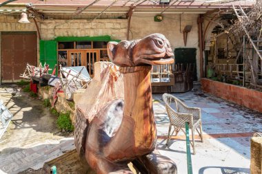 Nasıra, İsrail, 12 Şubat 2022: Çocuk cazibesi - Kuzey İsrail 'deki Nasıra pazarında büyük bir ahşap deve var.