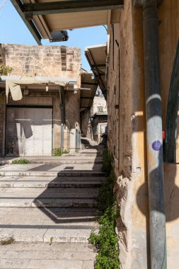 Nasıra, İsrail, 12 Şubat 2022: İsrail 'in kuzeyindeki Nasıra' nın eski kesimine Dar yol