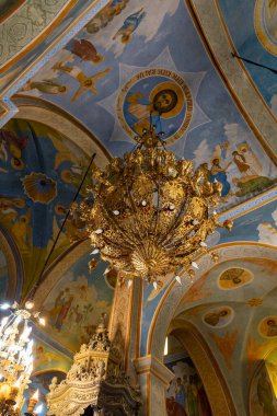 Nasıra, İsrail, 12 Şubat 2022: İsrail 'in kuzeyindeki Nasıra' nın eski kesimindeki Yunan Ortodoks Kilisesi 'nin ana salonunun tavanında büyük bir avize asılı duruyor.