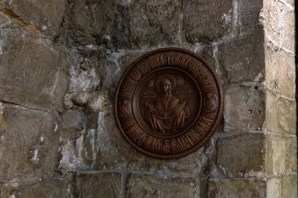 2022年2月12日 以色列拿撒勒 在以色列北部拿撒勒旧城区的希腊东正教教堂墙上挂着雕刻的木制圆形图标 — 图库照片