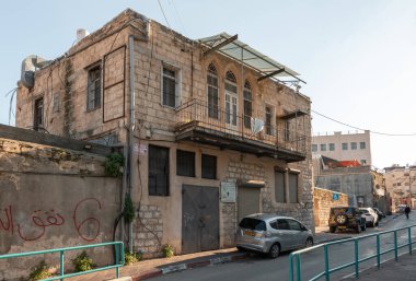 Nasıra, İsrail, 12 Şubat 2022: Kuzey İsrail, Nasıra 'nın eski kesiminde eski dar bir sokakta eski evler