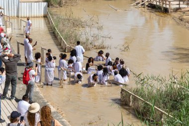 Jericho, İsrail, 25 Kasım 2017: Bir grup müminin kutsal Ürdün Nehri 'nin sularında, İsrail' in güneyindeki Kudüs ve Jericho şehirleri yakınlarındaki Qasr el Yahud 'da vaftiz töreni düzenlemesi