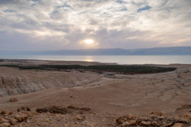 Ölü Deniz 'in İsrail tarafındaki Tamarim deresinin yakınındaki bir dağdan, Ölü Deniz' in üzerinden ve Ürdün tarafından İsrail 'deki Kudüs' e yakın dağlardan görüntüyü al.