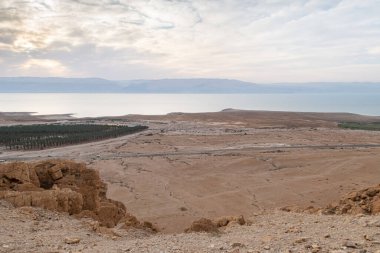 Ölü Deniz 'in İsrail tarafındaki Tamarim deresinin yakınındaki bir dağdan, Ölü Deniz' in üzerinden ve Ürdün tarafından İsrail 'deki Kudüs' e yakın dağlardan görüntüyü al.