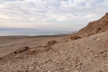 Ölü Deniz 'in İsrail tarafındaki Tamarim deresinin yakınındaki bir dağdan, Ölü Deniz' in üzerinden ve Ürdün tarafından İsrail 'deki Kudüs' e yakın dağlardan görüntüyü al.