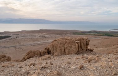 Ölü Deniz 'in İsrail tarafındaki Tamarim deresinin yakınındaki bir dağdan, Ölü Deniz' in üzerinden ve Ürdün tarafından İsrail 'deki Kudüs' e yakın dağlardan görüntüyü al.